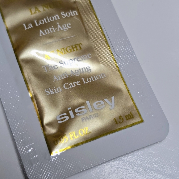 Sisley-Paris Luxury Travel gift set with pouch - Picture 6 of 16